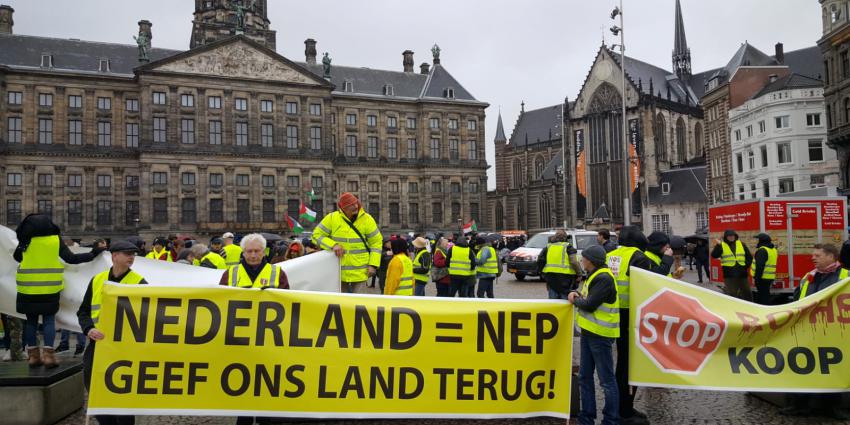 Demonstratie 'Gele Hesjes' op de Dam in Amsterdam