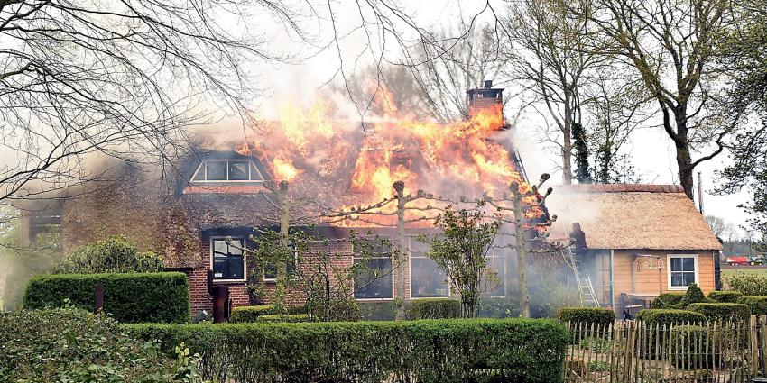 Woning met rietenkap in brand