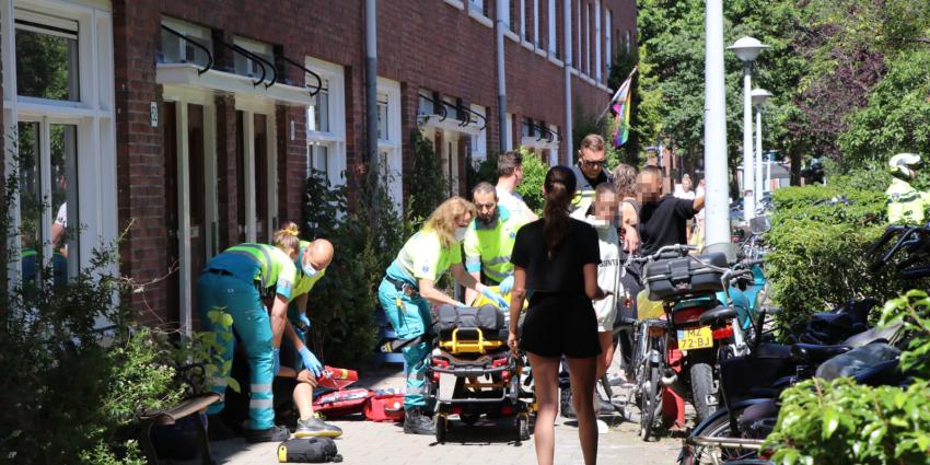 Ambulancedienst stabiliseert slachtoffer