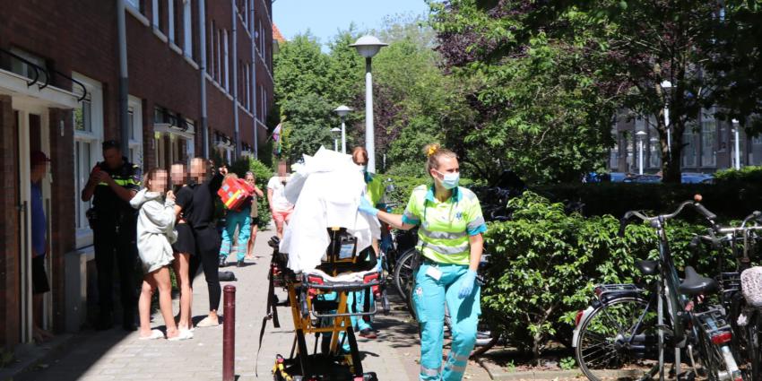 Slachtoffer wordt naar ambulance gereden