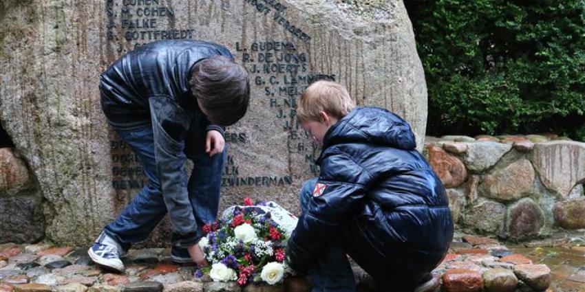Foto van kranslegging bij monument Gieten | Van Oost Media | www.vanoostmedia.nl