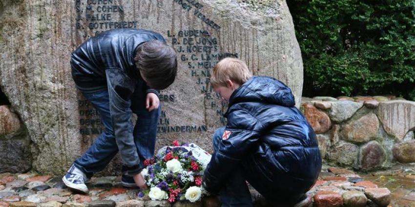 Foto van kranslegging bij monument Gieten | Van Oost Media | www.vanoostmedia.nl