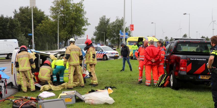 Leswagen op zijn kant in Amsterdam