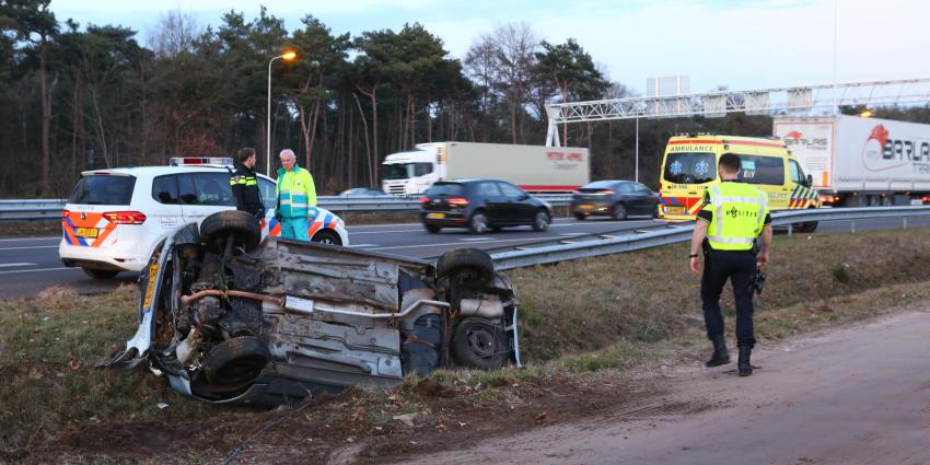 Auto op de kop langs A58
