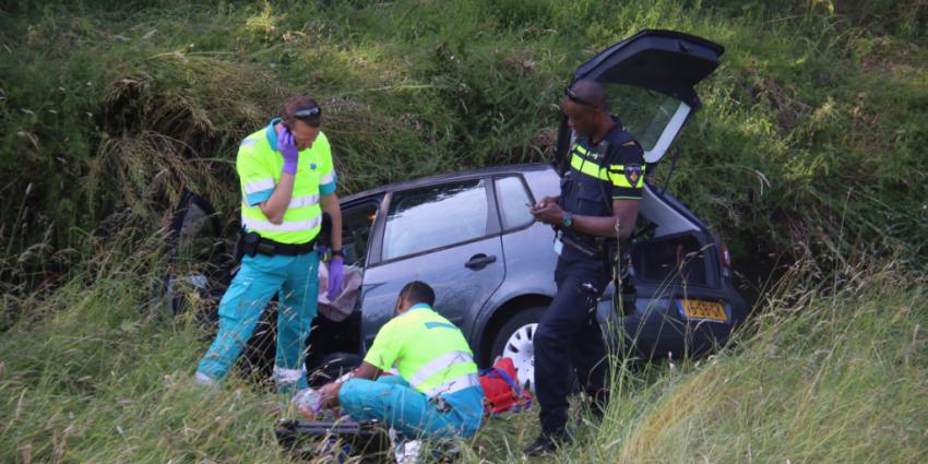 Foto van auto in de sloot