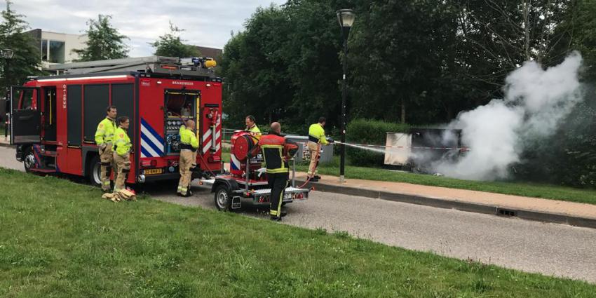 Brandweer blust brand in elektriciteitskast