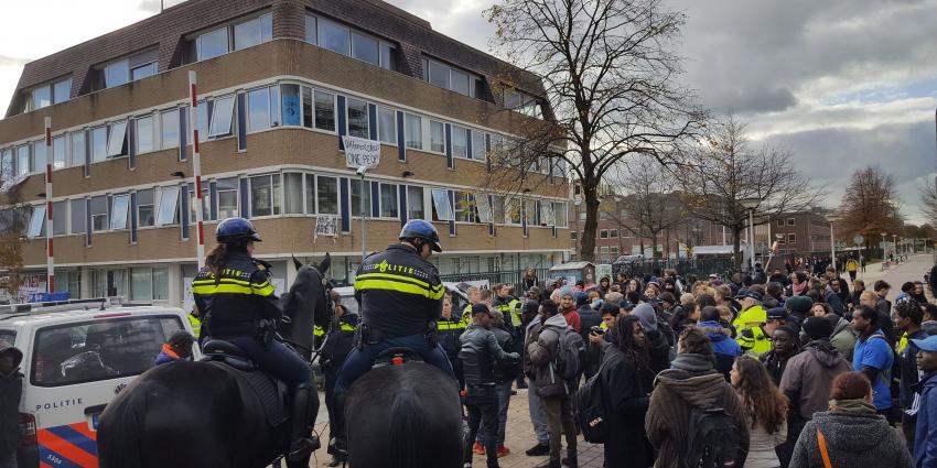 Uitgeprocedeerde asielzoekers uit kraakpand gehaald