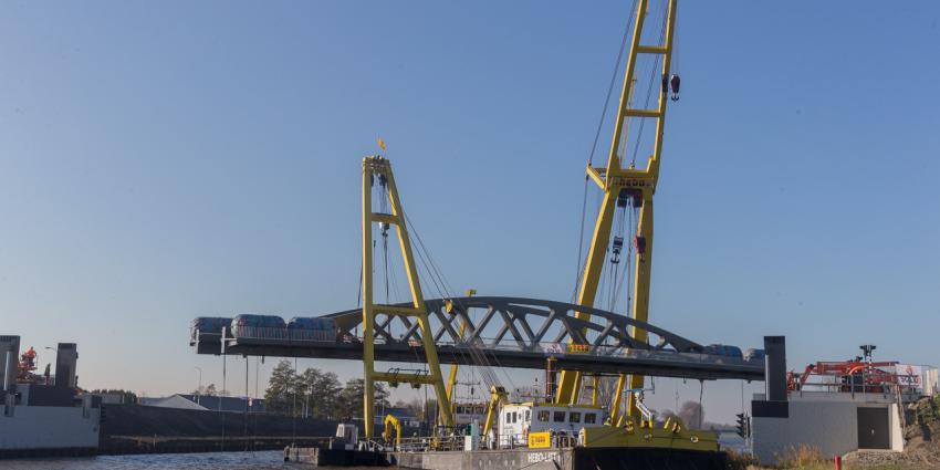 Nieuwe hefbrug op zijn plek over het Van Starkenborghkanaal