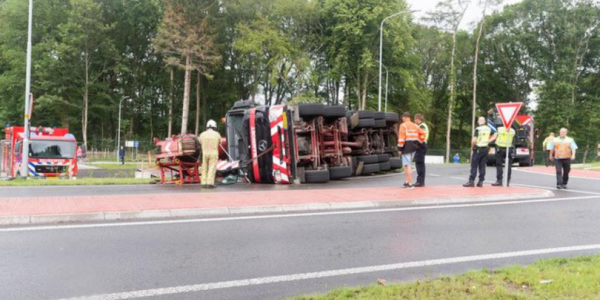 Gekantelde vrachtwagen op rotonde