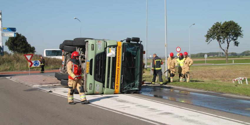 vrachtwagen, gekanteld, brandweer, betonmolen