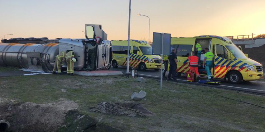 Foto van gekantelde vrachtwagen