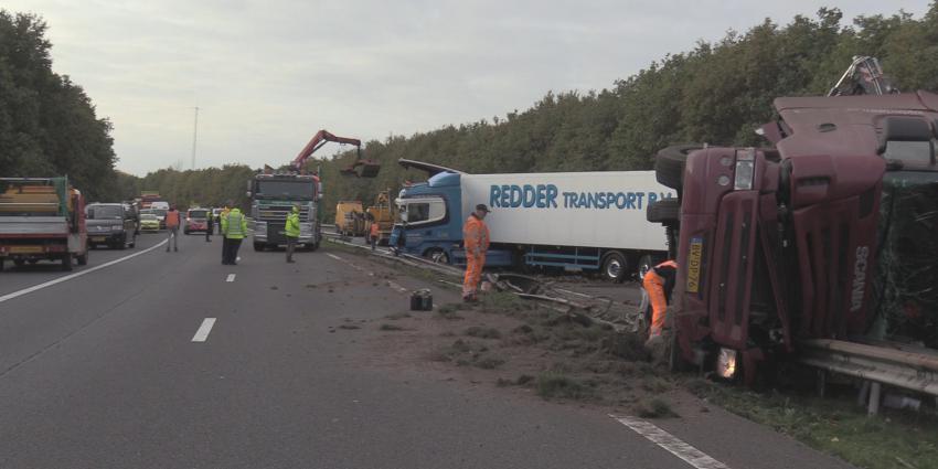 Grote ravage op A28 na aanrijding met vrachtwagens