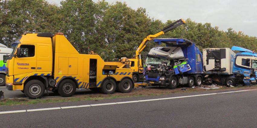 Grote ravage op A28 na aanrijding met vrachtwagens