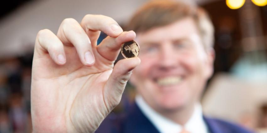 Koning Willem-Alexander slaat gouden luchtvaart munt