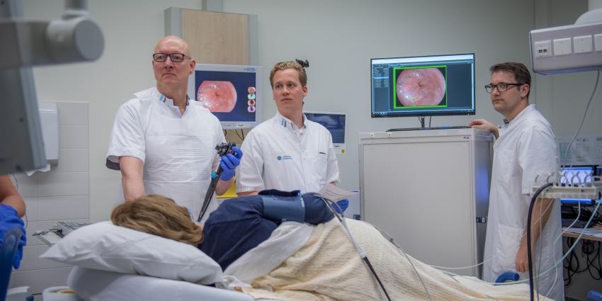 prof. dr. Erik Schoon tijdens een behandeling (foto vóór coronatijd gemaakt)