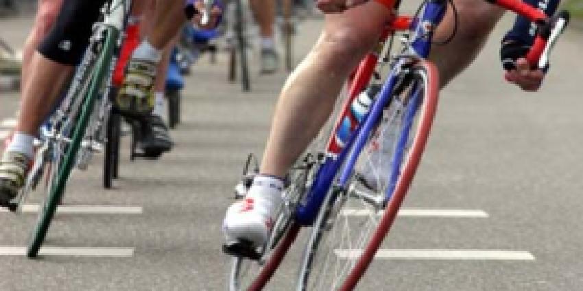 Maak gebruik van een fietsbel om te laten horen dat je in wilt halen. Dat wordt door andere fietsers prettiger ervaren dan wanneer je schreeuwt. 