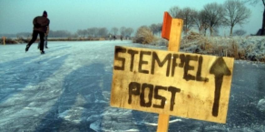 Eerste schaatsers op natuurijs in Friesland