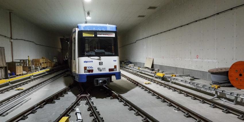 Eerste metro door de nieuwe Amsterdamse Noord-Zuidlijn