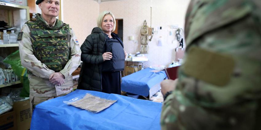 Hennis bezoekt militairen in Iraakse Mosul