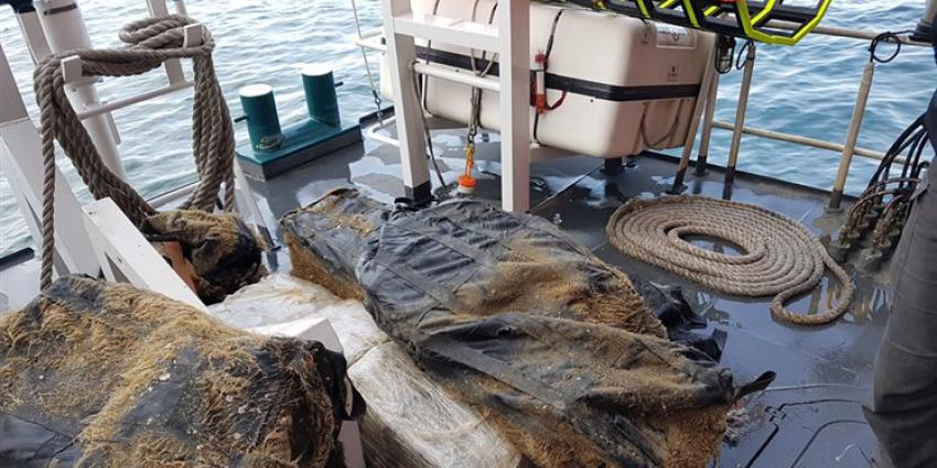 Duikers vinden grote partij marihuana onder zeeschip