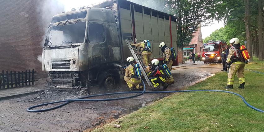 Brandweer blust vrachtwagen