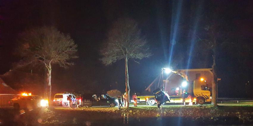 Auto wordt uit water getakeld