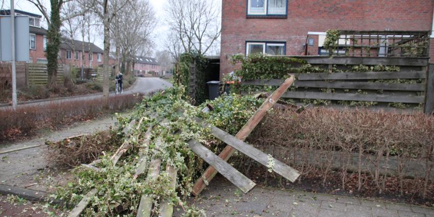 Zwaar beschadigde schutting