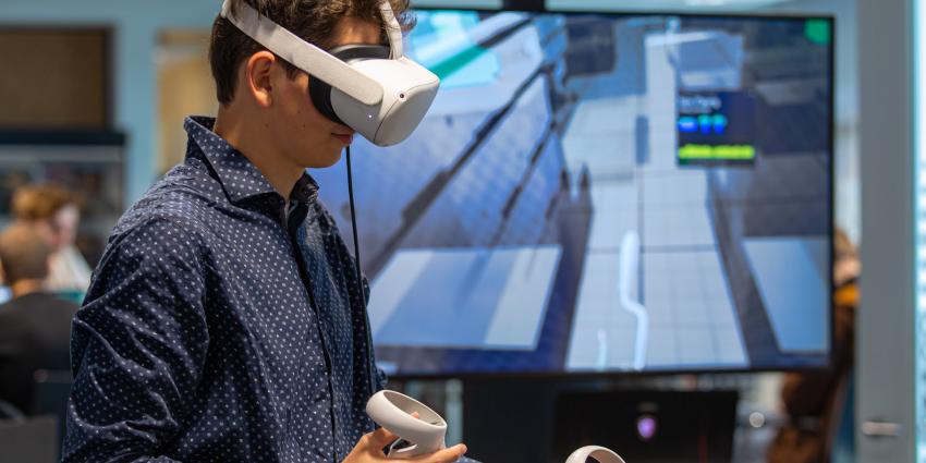 Man met VR bril
