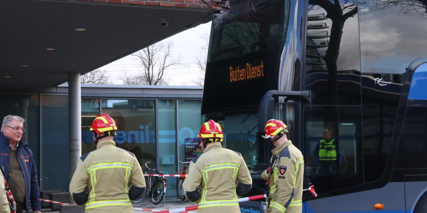 Bus tegen gevel station