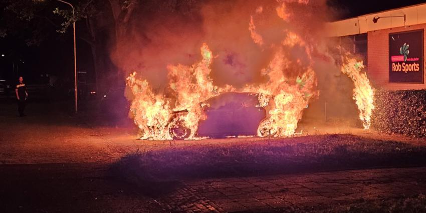 Auto volledig in brand