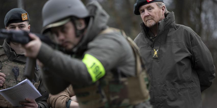 Koning bekijkt schietoefening