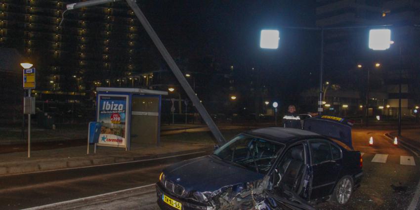 Auto total loss gereden tegen lantaarnpaal