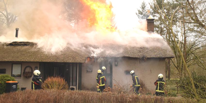 Woonboerderij verwoest door brand