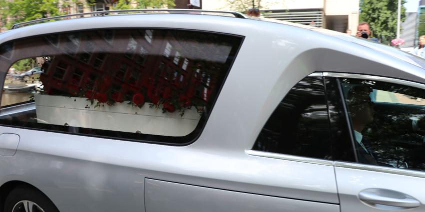Kist in auto uitvaartverzorger