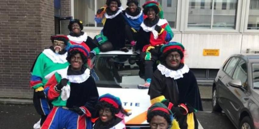 Foto politie met zwarte pieten valt niet in goede aarde