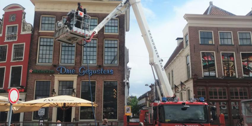 Brandweer onderzoekt brand op dak Drie Gezusters