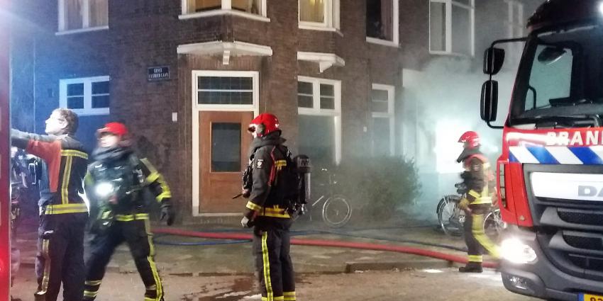 Brandweer blust woningbrand