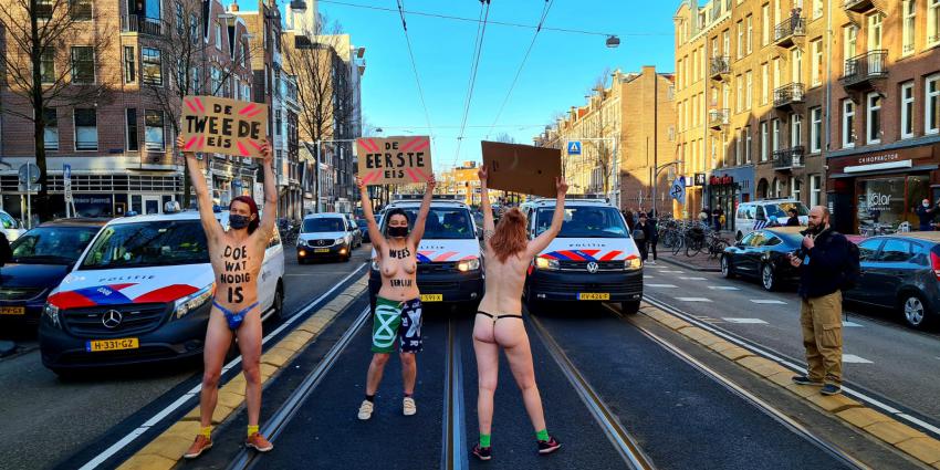 Half blote demonstranten op Overtoom