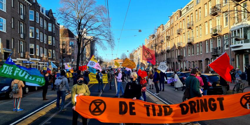 Demonstranten op Overtoom