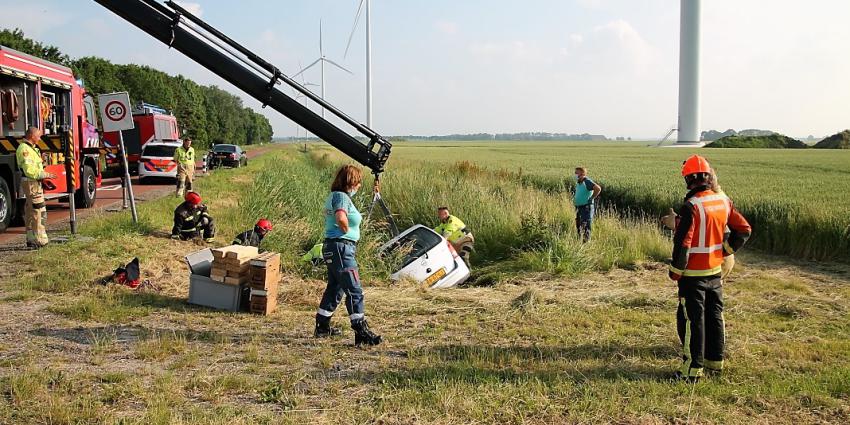 Brandweer takelt auto omhoog