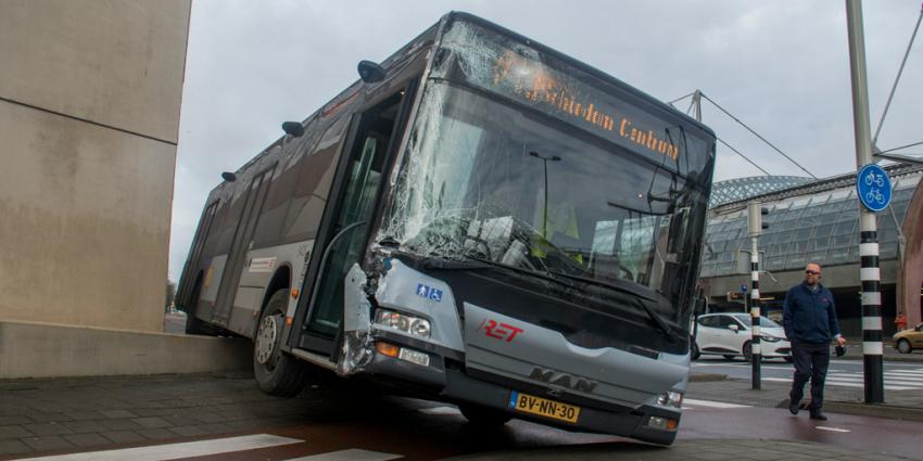 Bus ramt muur en raakt zwaar beschadigd