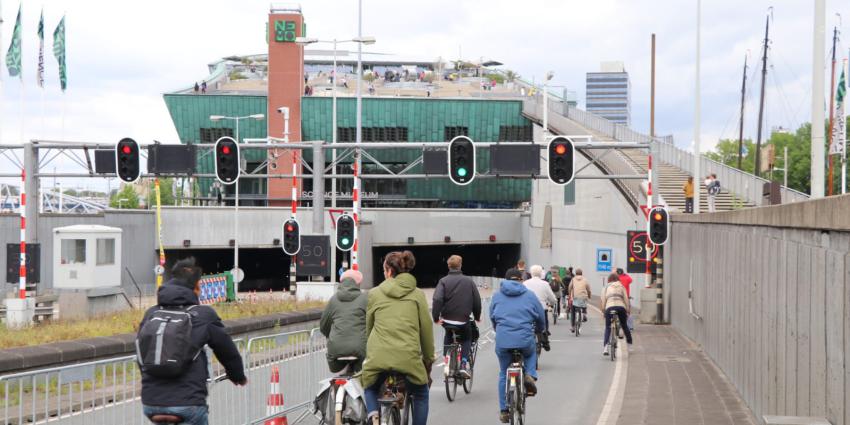 Foto van fietsers door IJtunnel