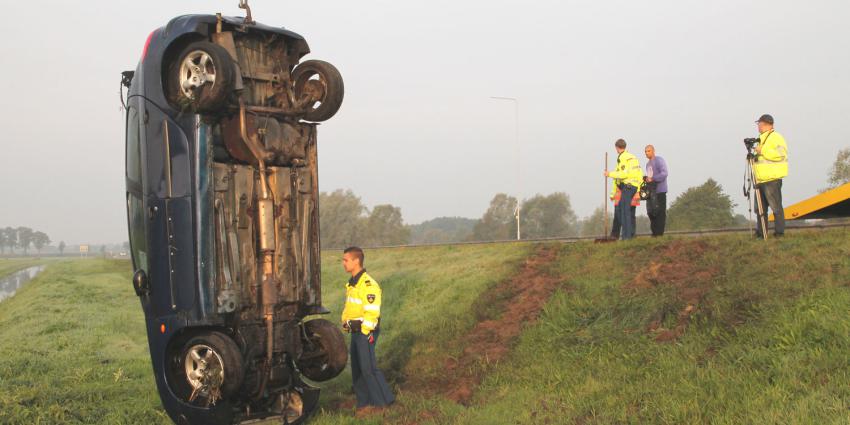 auto van de weg op A28