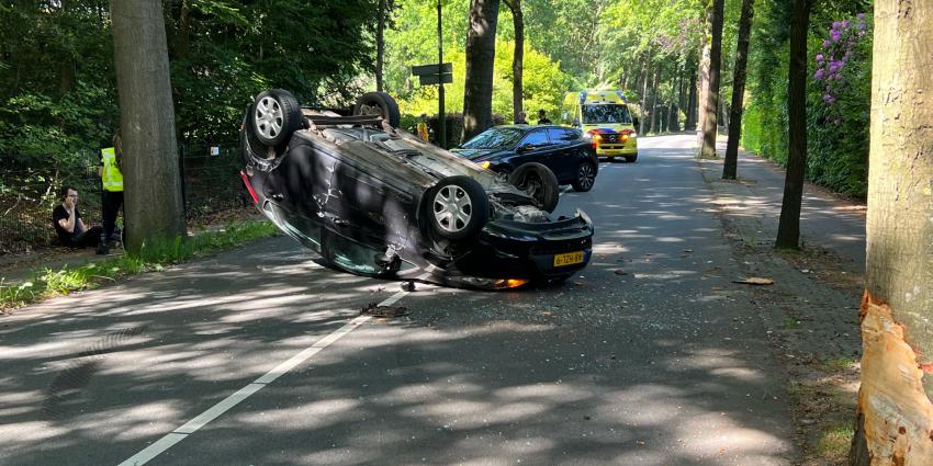 Auto op zijn kop