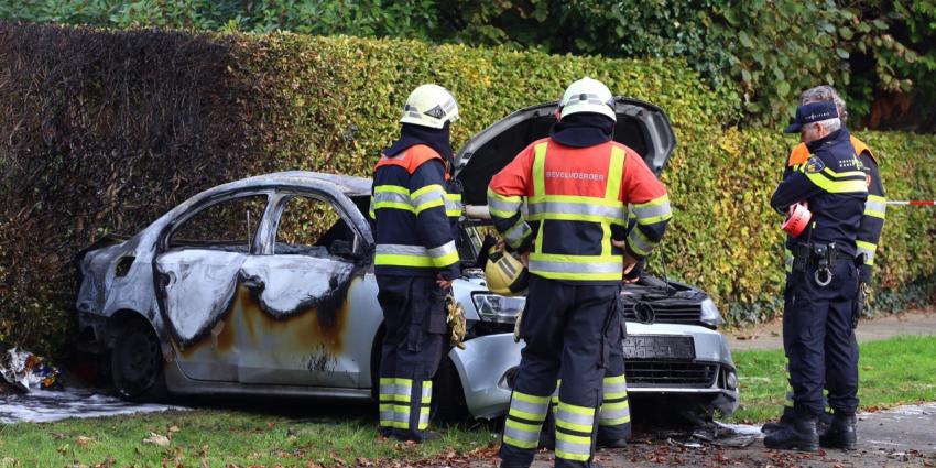 Auto ontploft in woonwijk; bestuurder ernstig gewond