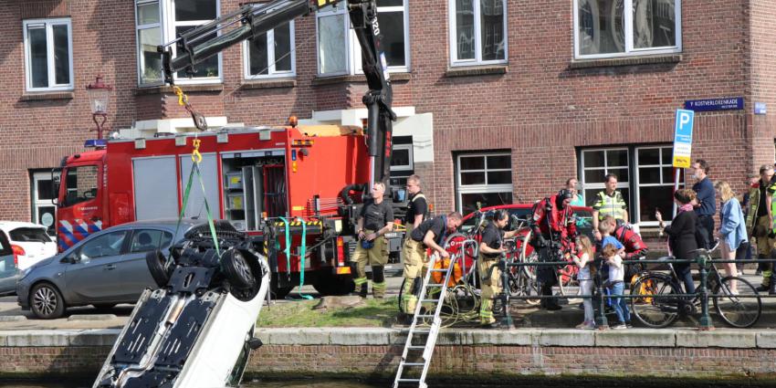 Brandweer bergt auto uit Kostverlorenvaart