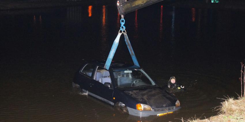 Auto te water in Nieuw Amsterdam