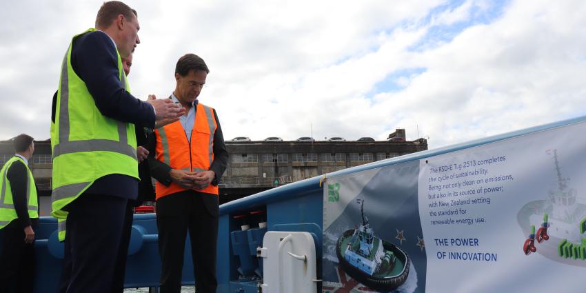 Premier Rutte op elektrische sleepboot