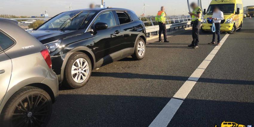 Politie prijst helden voor ingrijpen bij onwel geworden automobilist op snelweg A5