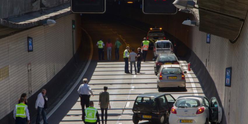 Vrachtwagenchauffeur met te hoge oplegger ruïneert Beneluxtunnel